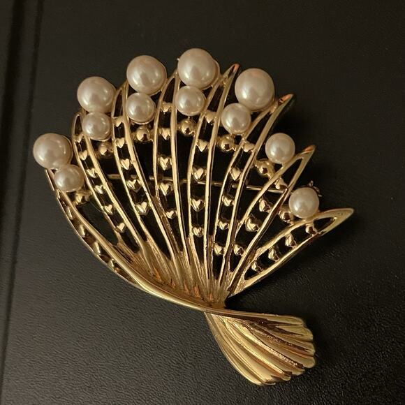 VTG  Goldstone Fan Shaped Pin brooch with Faux white Pearl accents 1960 style - Picture 1 of 7